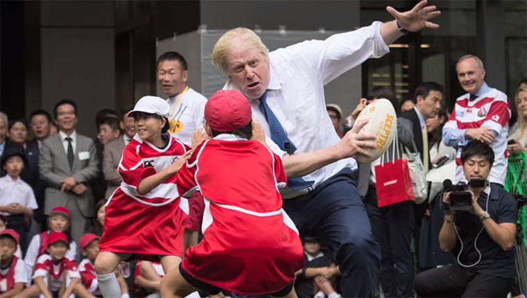 Az megvan, hogy az örökifjú Boris Johnson, London polgármestere letaglóz egy japán kisgyereket?