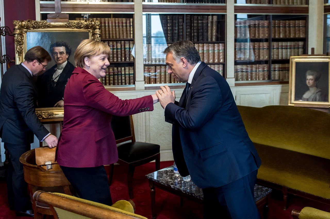 A magyar kormány Berlinben próbálja magyarázni, hogy nem Németországot kritizálja, hanem „az európai akcióképtelenséget”
