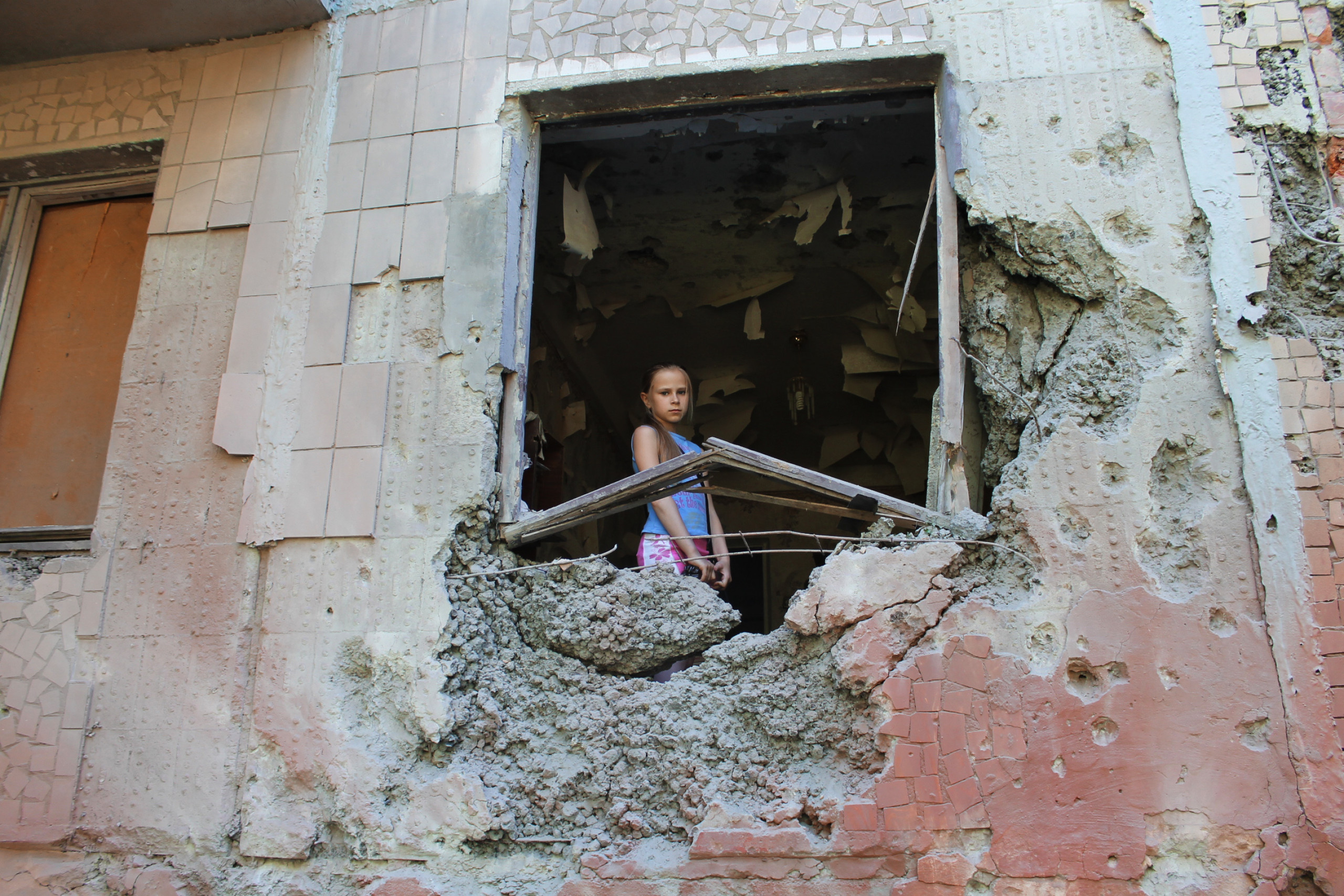 Девушки разрушают город. Девочка в разрушенном доме. Дети у разрушенного дома.