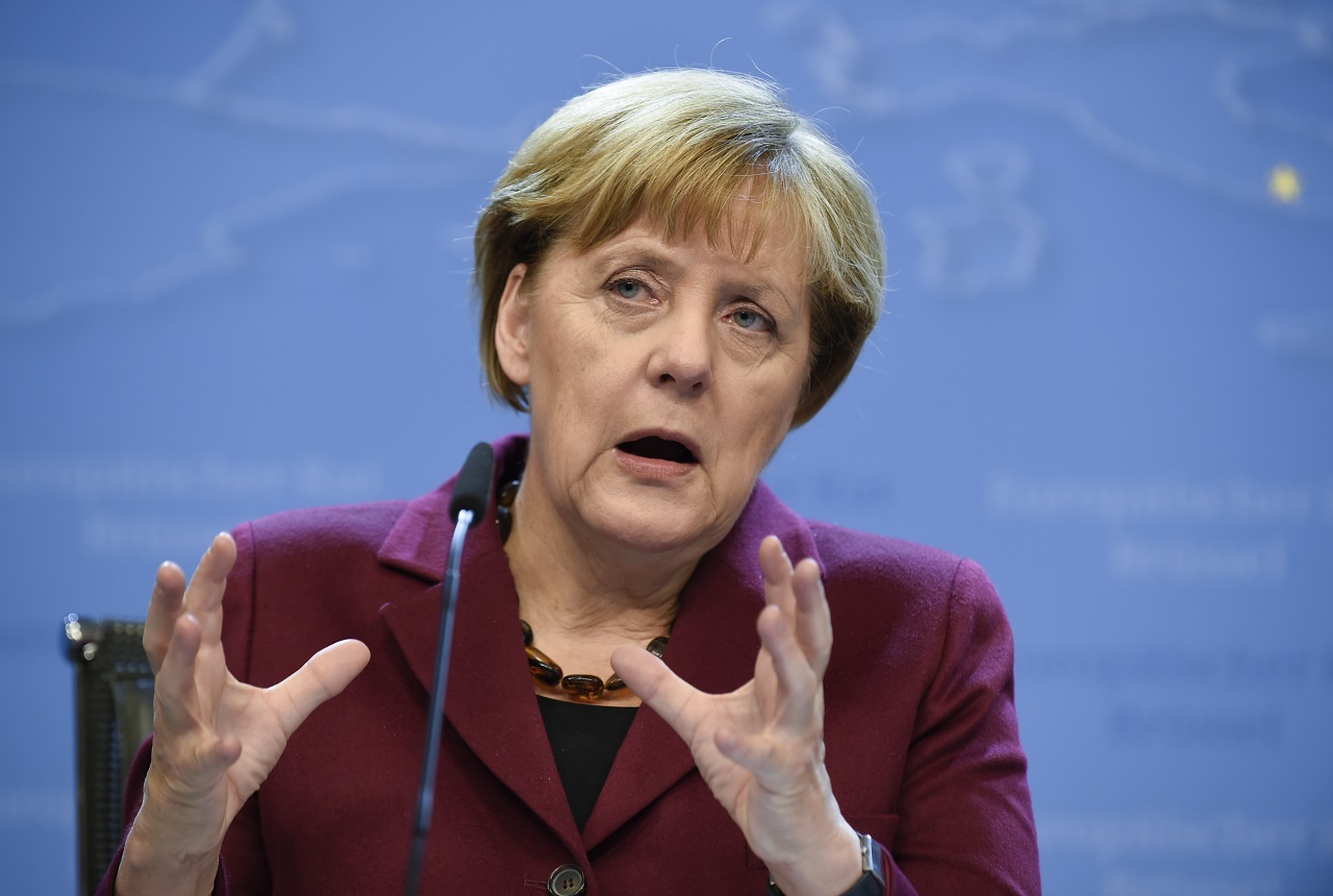 Angela Merkel támogatja, hogy tranzitzónák álljanak a német határon