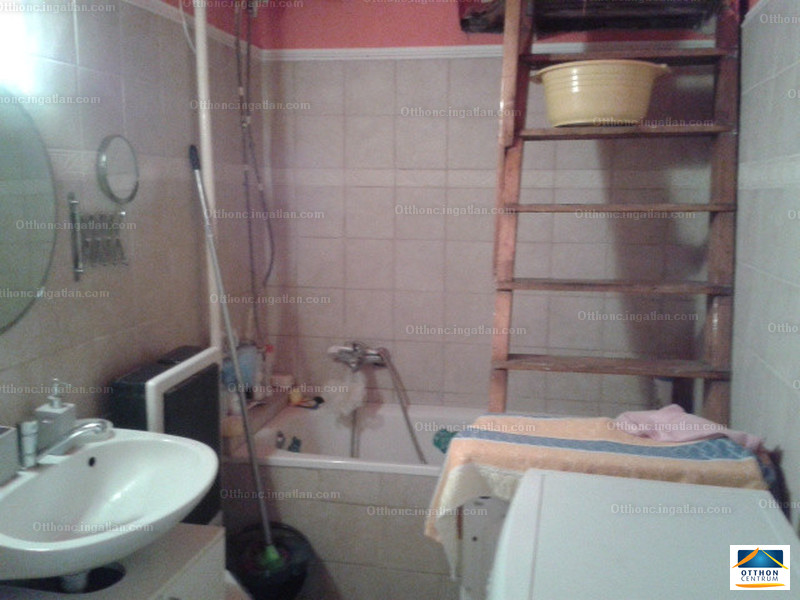 A félszoba a fürdőkádba támasztott létra 7. fokából nyílik