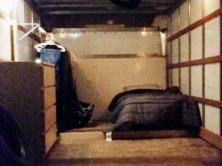 A Google egyik alkalmazottja egy kisteherautóban lakik a Google egyik parkolójában