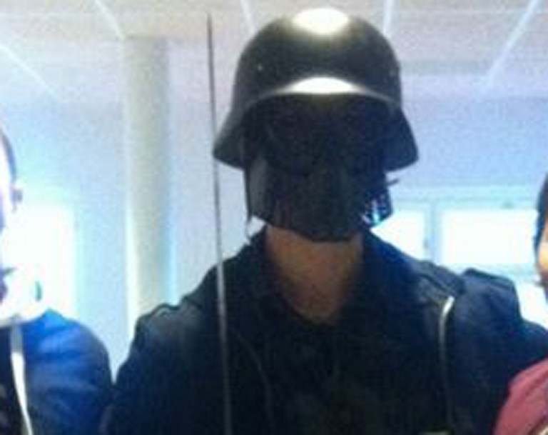 A szélsőjobbal szimpatizált a svéd kardos, Darth Vader-maszkos férfi