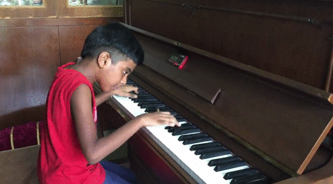 Életed végéig gyúrhatsz rá, sosem fogsz úgy zongorázni, ahogy ez az indiai kissrác