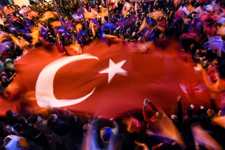 A török drukkerek belefújoltak a párizsi merénylet miatt tartott egy perces csendbe