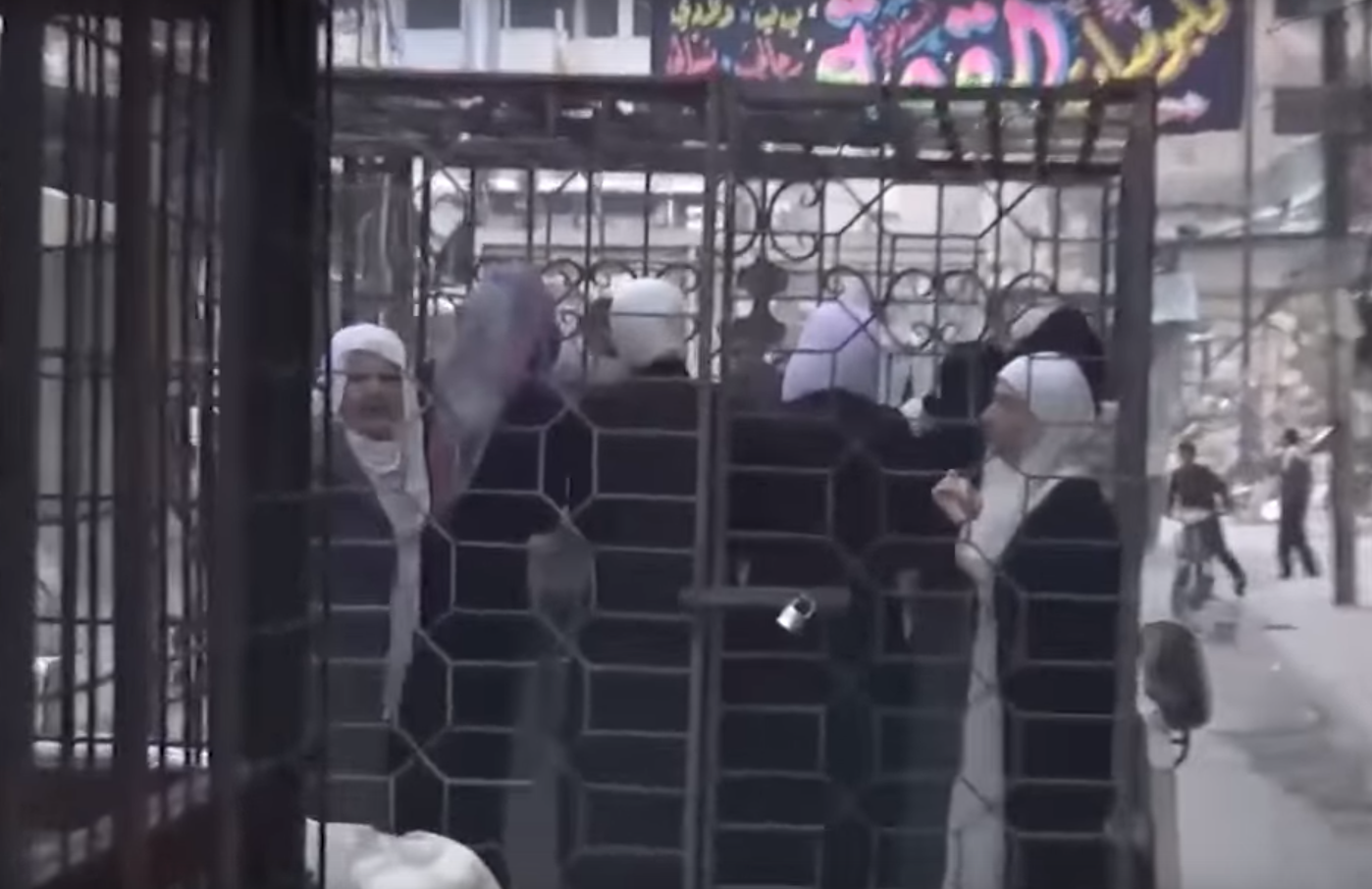 Ketrecbe zárt foglyokat használhat élő pajzsként az egyik szíriai lázadószervezet