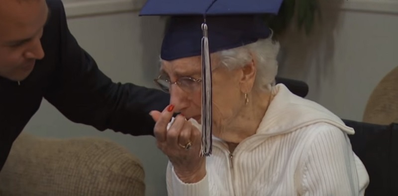 83 éves csúszással fejezte be a főiskolát egy 97 éves nő