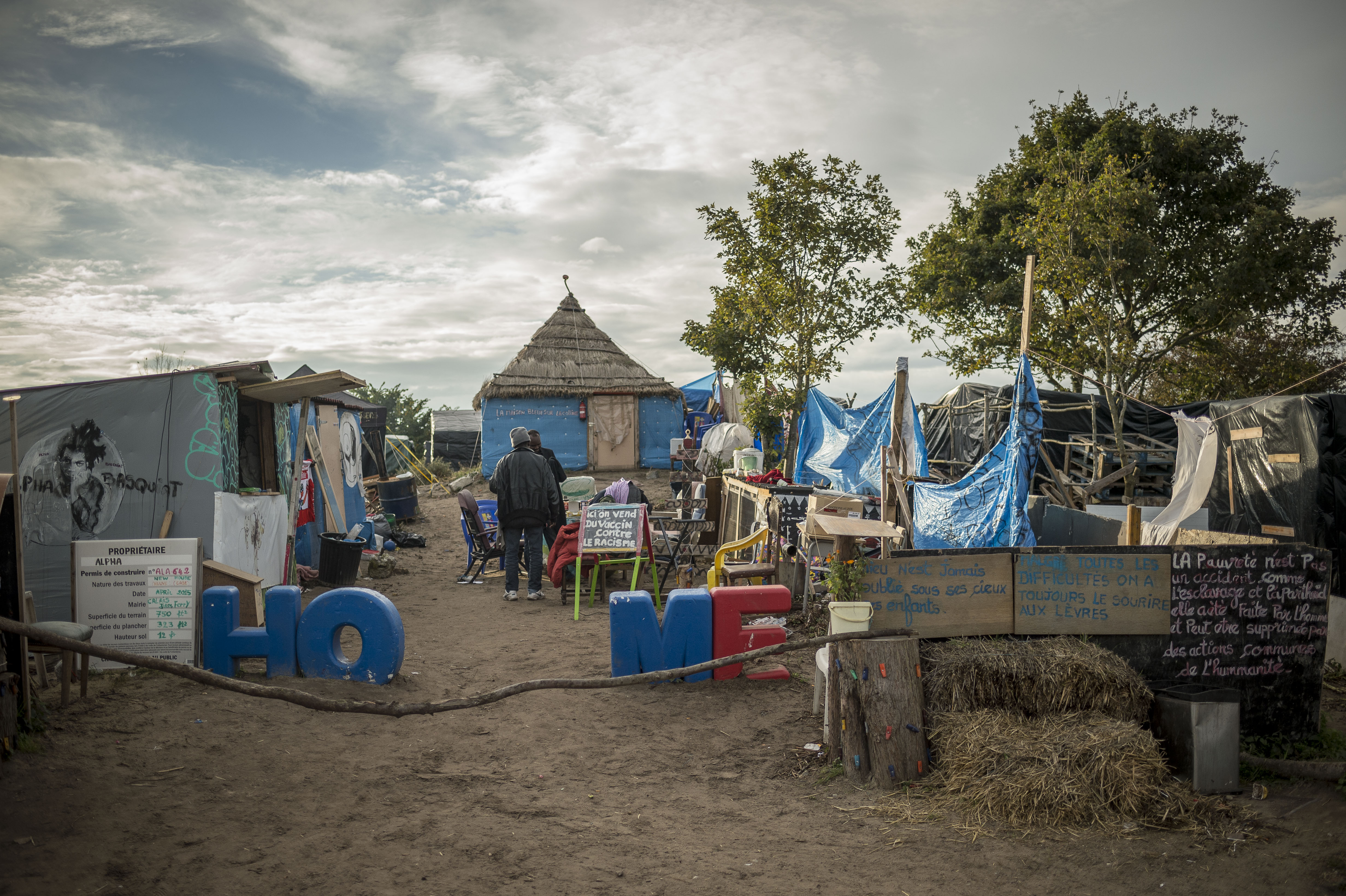 1000 menekültet telepítenek ki Calais-ból
