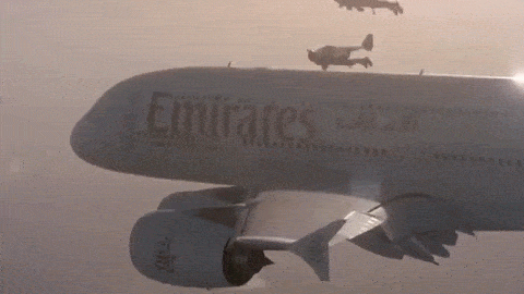 Két ember jetpackkel repült egy Airbus A380 mellett Dubajban