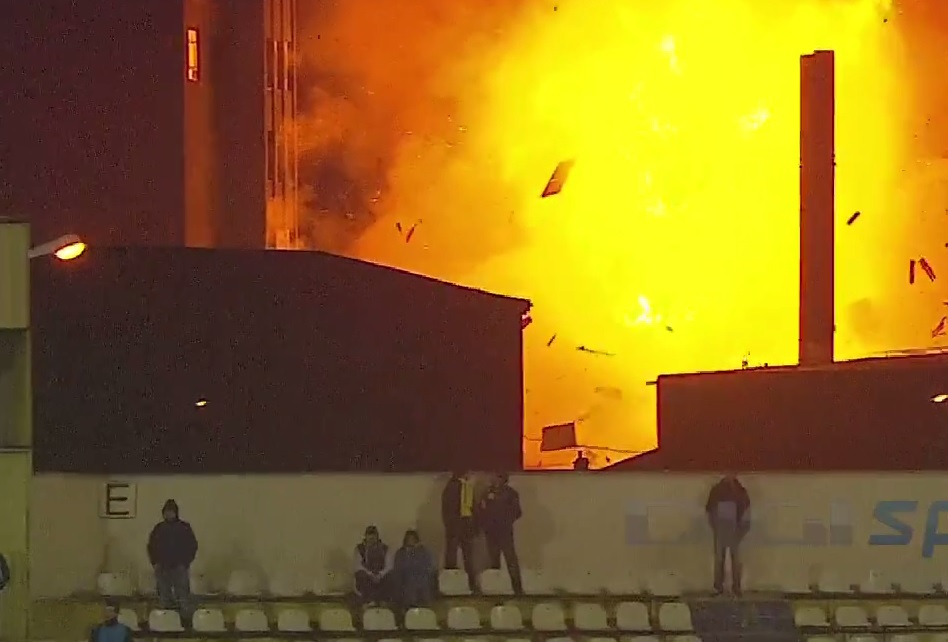 Hiába volt óriási robbanás a brassói stadion mellett, a bíró lejátszatta a hosszabbítást, és még sárga lapot is adott időhúzásért