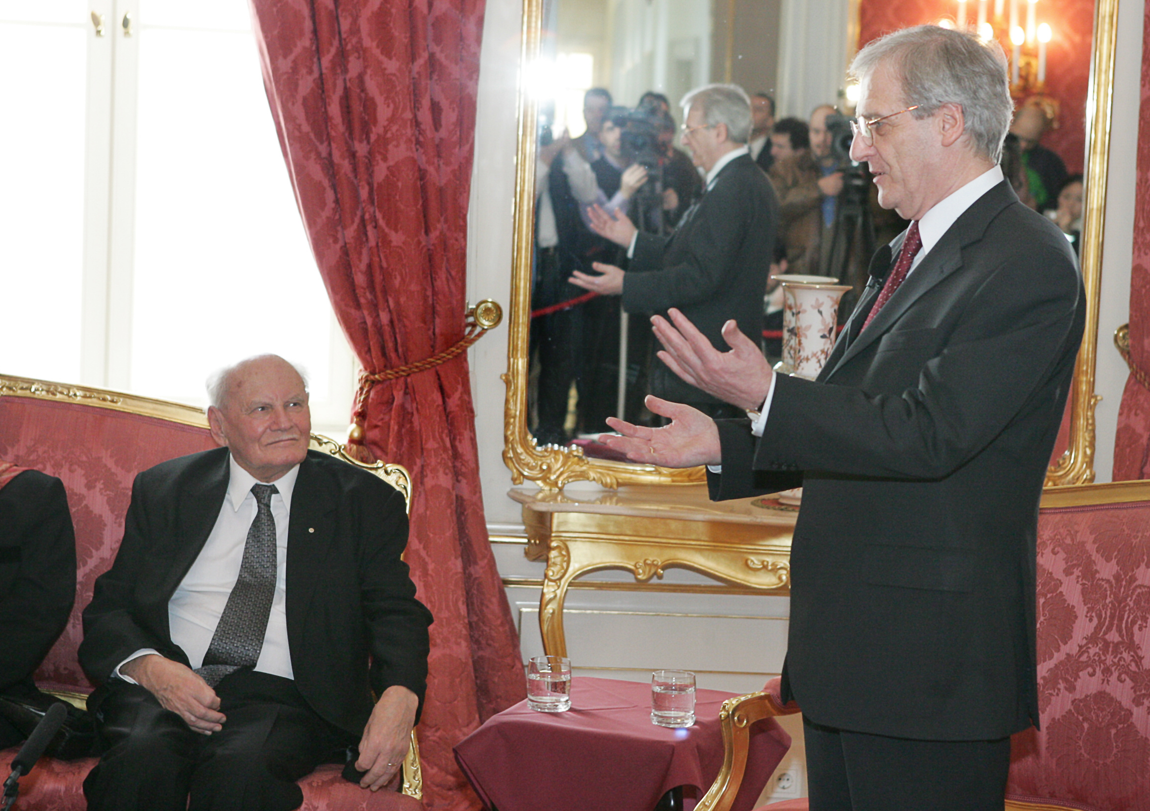 Sólyom László köztársasági elnök Göncz Árpád 85. születésnapján a Sándor-palotában 2007. február 9-én.