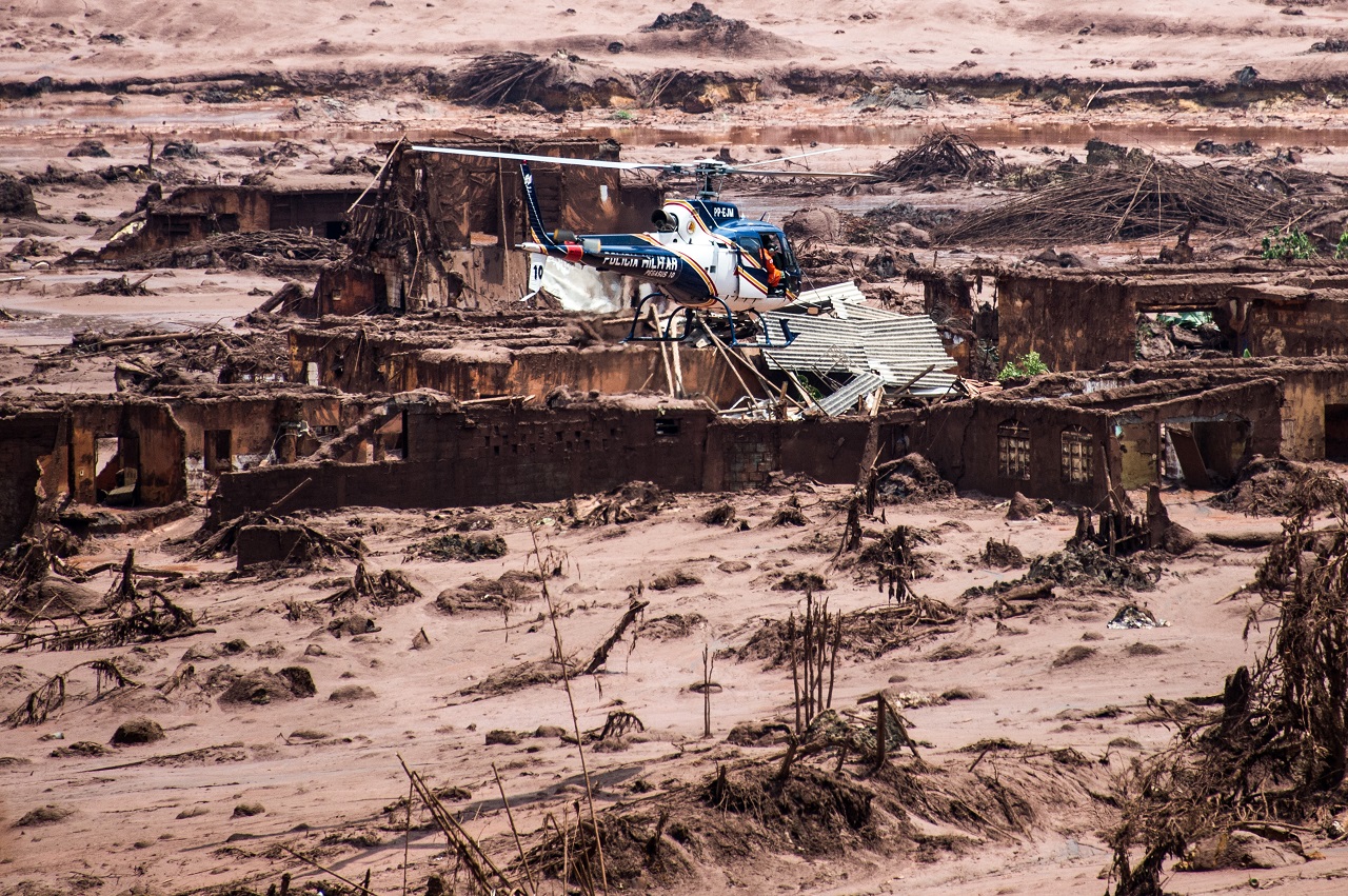 Még mindig túlélők után kutatnak Brazíliában, ahol hat falut tarolt le a sár
