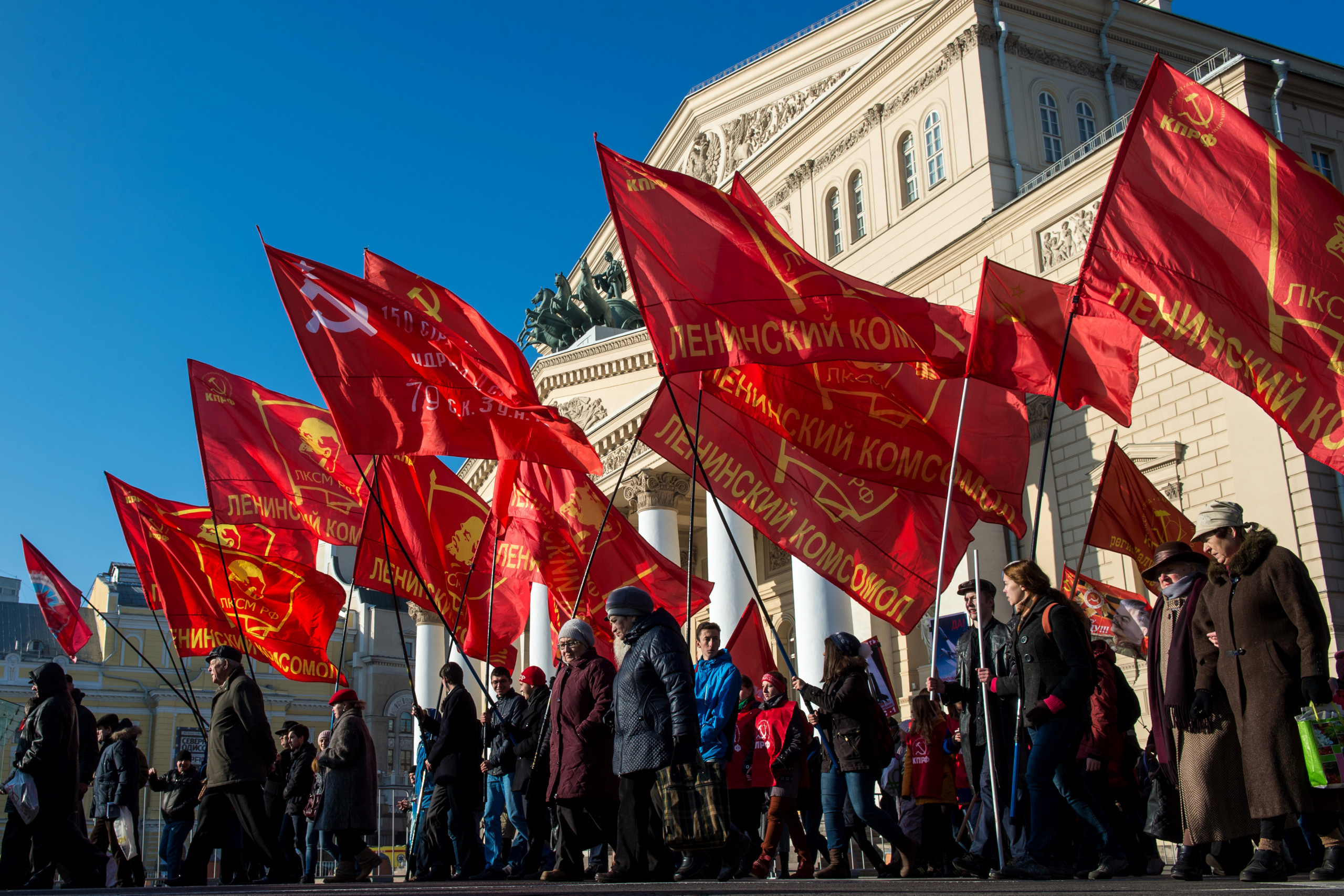 Социалистическая революция 1920. Красное Знамя. Революционное красное Знамя. Люди с красным знаменем. Революционный красный флаг.