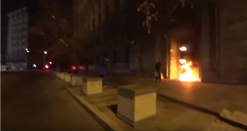 Egy orosz aktivista felgyújtotta az orosz titkosszolgálat székházát Moszkvában
