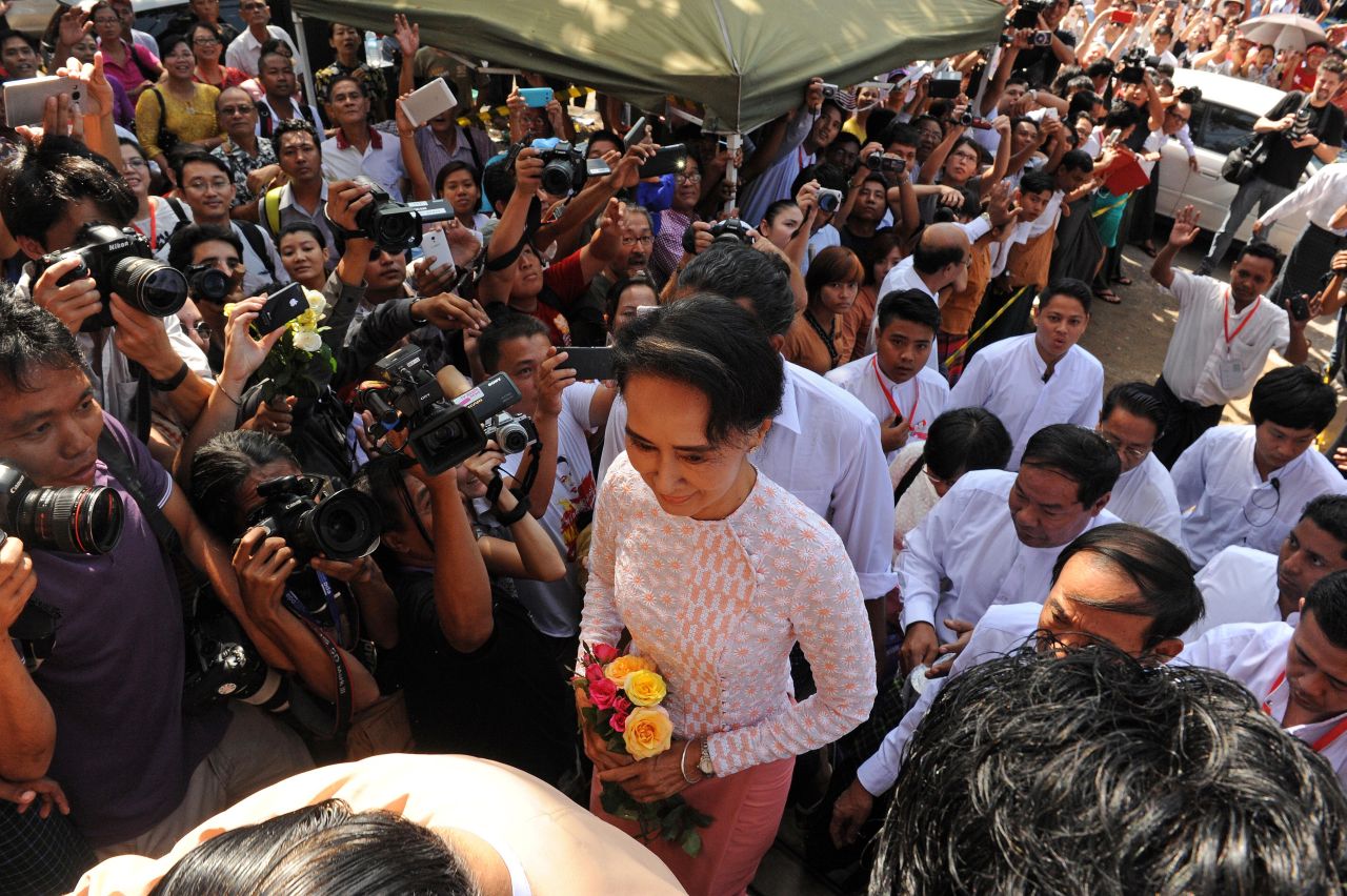Aung Szan Szú Csít nem érdekli, hogy a burmai alkotmány szerint nem lehetne elnök, ő fogja irányítani az országot