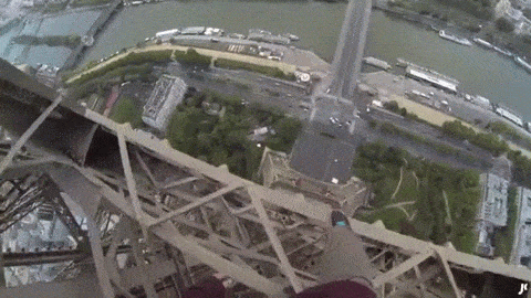 Nem kaptak jegyet az Eiffel-toronyra, ezért inkább felmásztak rá