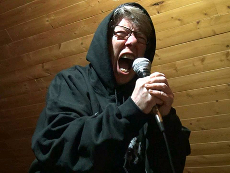 A grindcore-t üvöltő 67 éves kanadai nő végre saját számmal jelentkezett