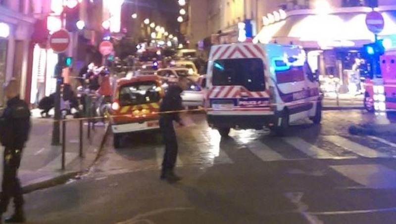Ki kellett menteni a francia elnököt a német-francia meccsről, miután több bomba robbant Párizsban