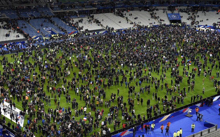 Azért robbantották fel magukat kint az öngyilkos merénylők, mert nem engedték be őket a stadionba