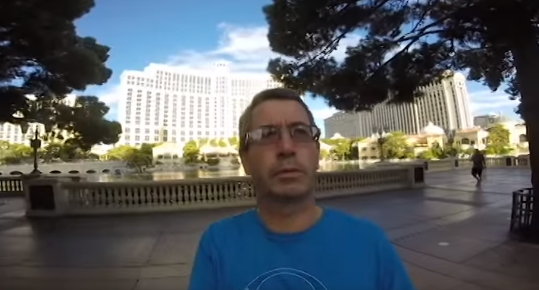 Hősünk az ír férfi, aki GoPro-val akarta megörökíteni Las Vegas-i nyaralását, de véletlenül végig magát filmezte