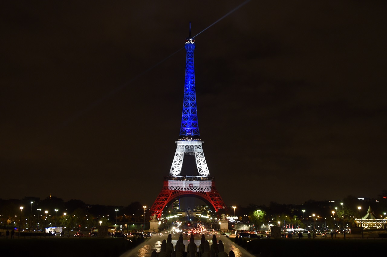 A 2015 novemberi párizsi terrortámadás után kivilágított Eiffel-torony.
