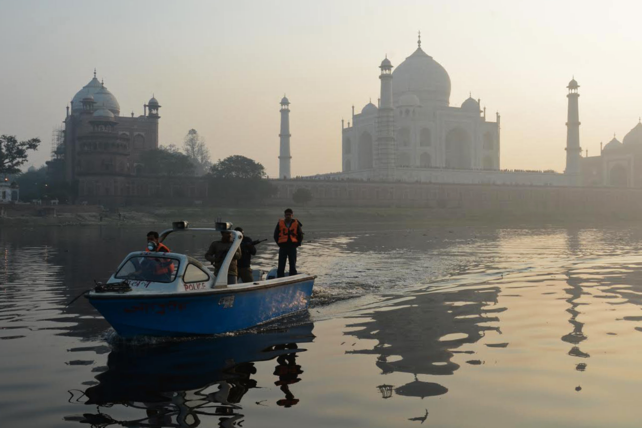 Egy krematórium füstje koszolja a Taj Mahalt