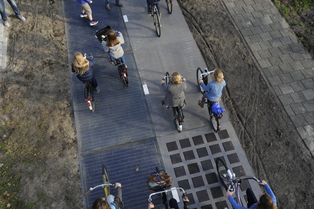 Egy holland városban napelemeket szereltek a bicikliútra, és több energiát termeltek így, mint amit reméltek