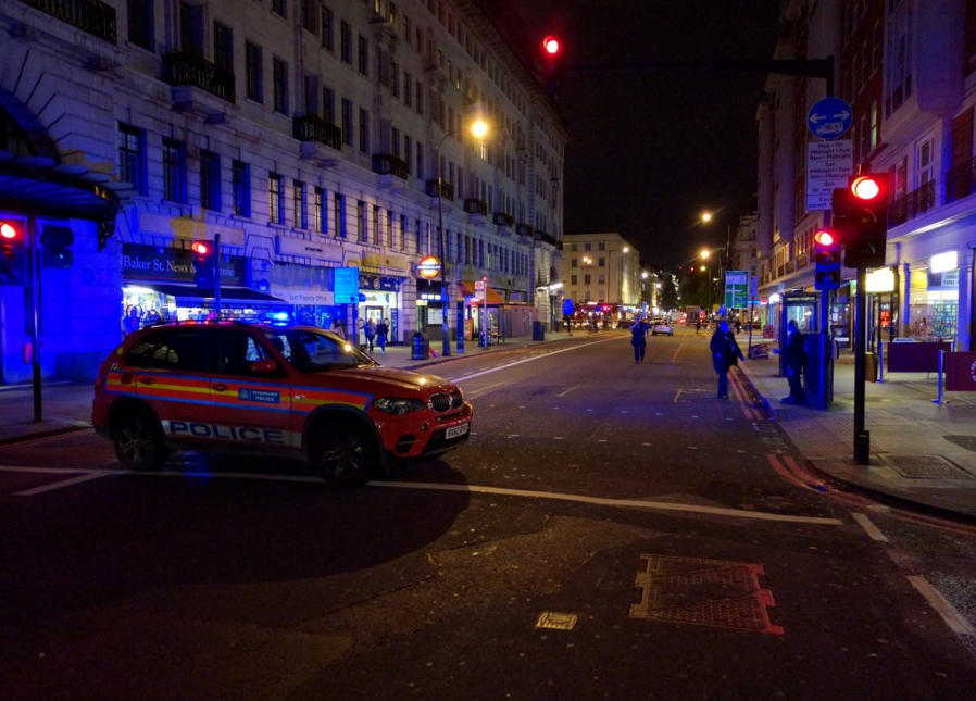 Lezártak egy londoni metróállomást egy gyanús jármű miatt