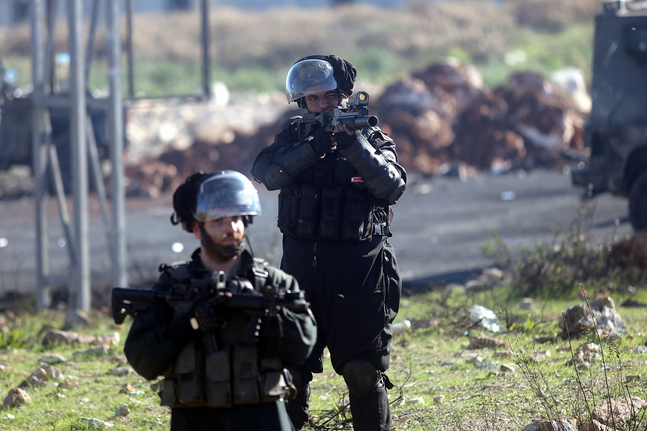 Az izraeli hadsereg egy palesztin rádióban razziázott