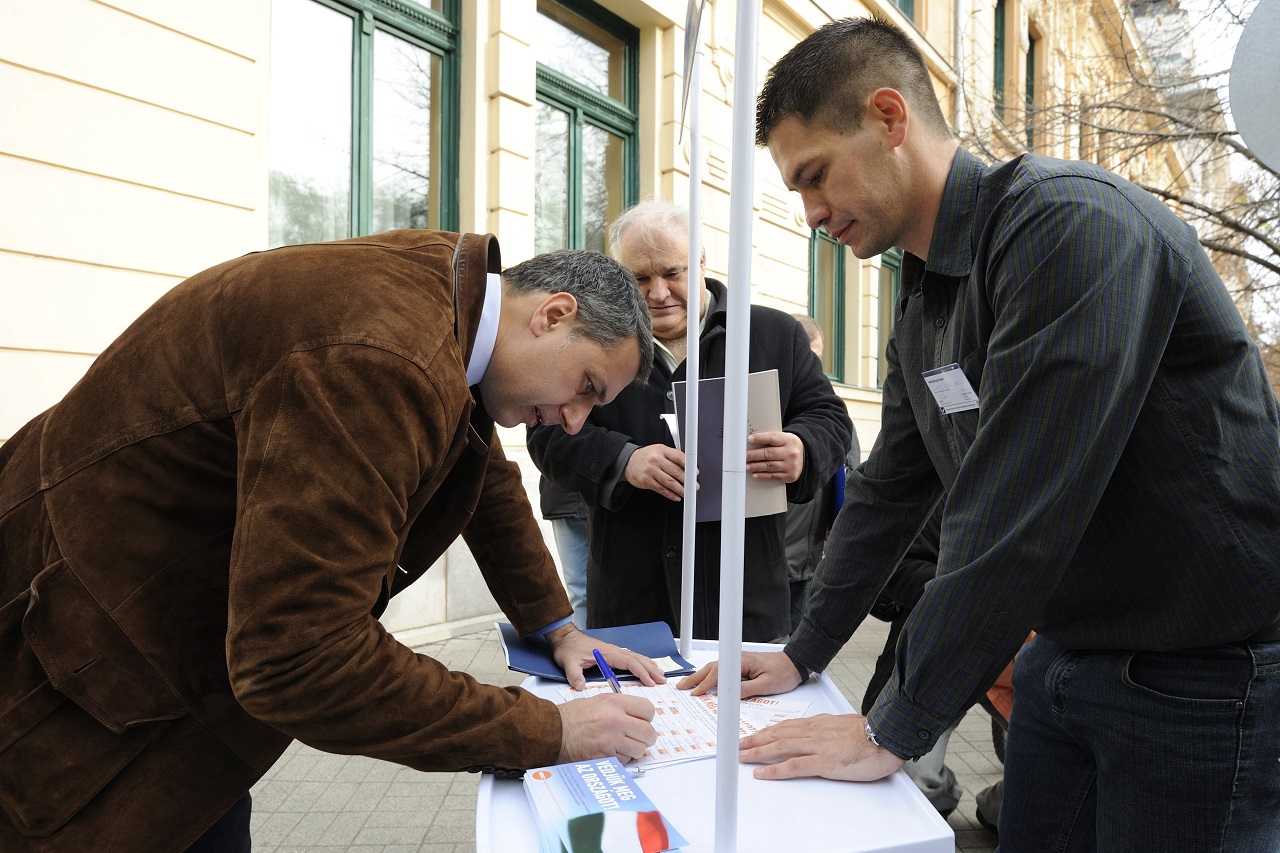 Lázár János Miniszterelnökséget vezető miniszter aláírja a kötelező betelepítési kvóta elleni, Védjük meg az országot! című petíciót Hódmezővásárhelyen