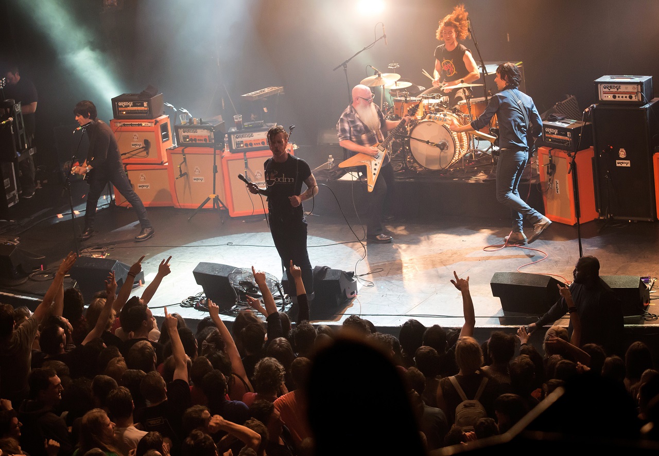 Három hónappal a terrortámadások után befejezi félbeszakadt koncertjét az Eagles of Death Metal