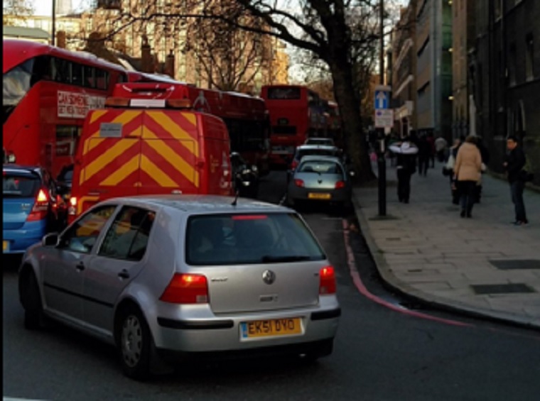 A rendőrség több utcát lezárt London déli részén, fegyveres erőket vezényeltek ki