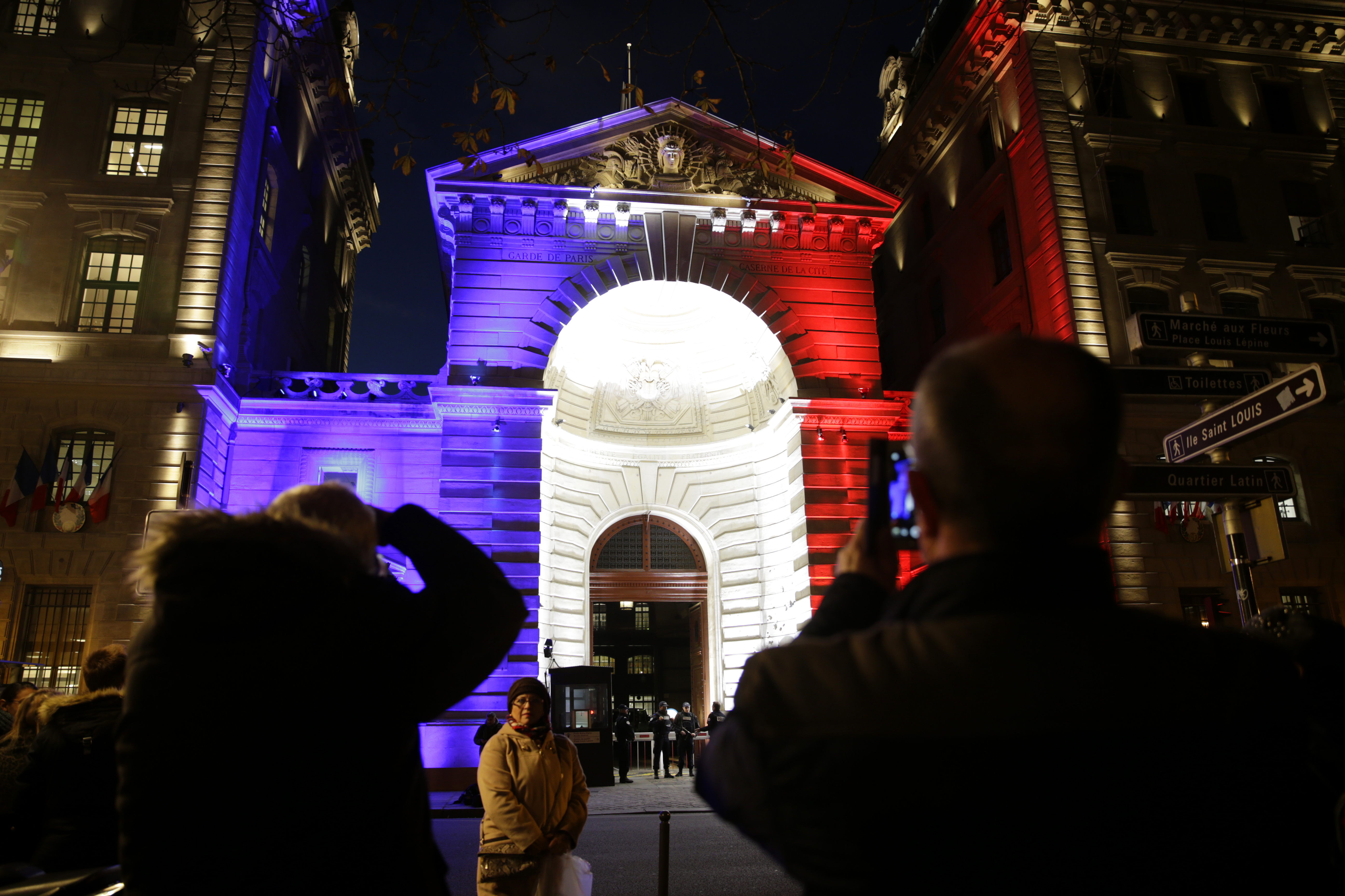 A merényletek áldozataira emlékezik Párizs