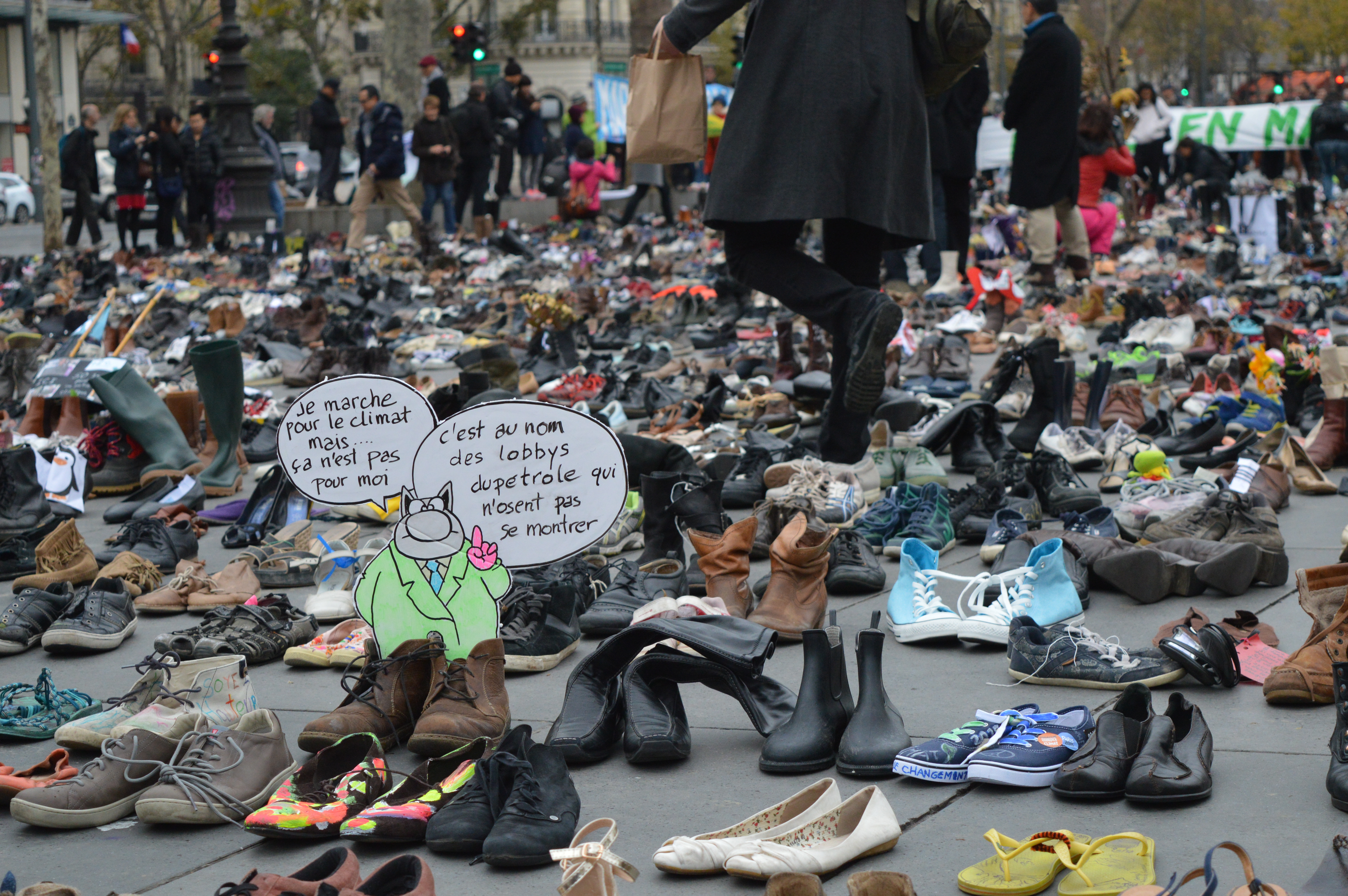 Párizsban a terror miatt betiltották a klímamenetet, és Párizs a lehető legmenőbb módon válaszolt