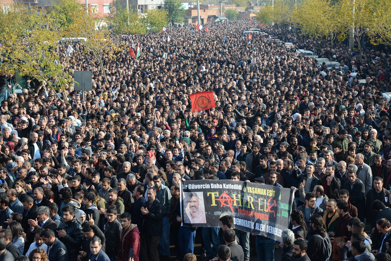 Ezrek mentek el a meggyilkolt kurd ügyvéd temetésére