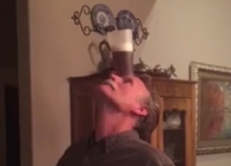Ez a 60 éves fickó a homlokára tett egy sört