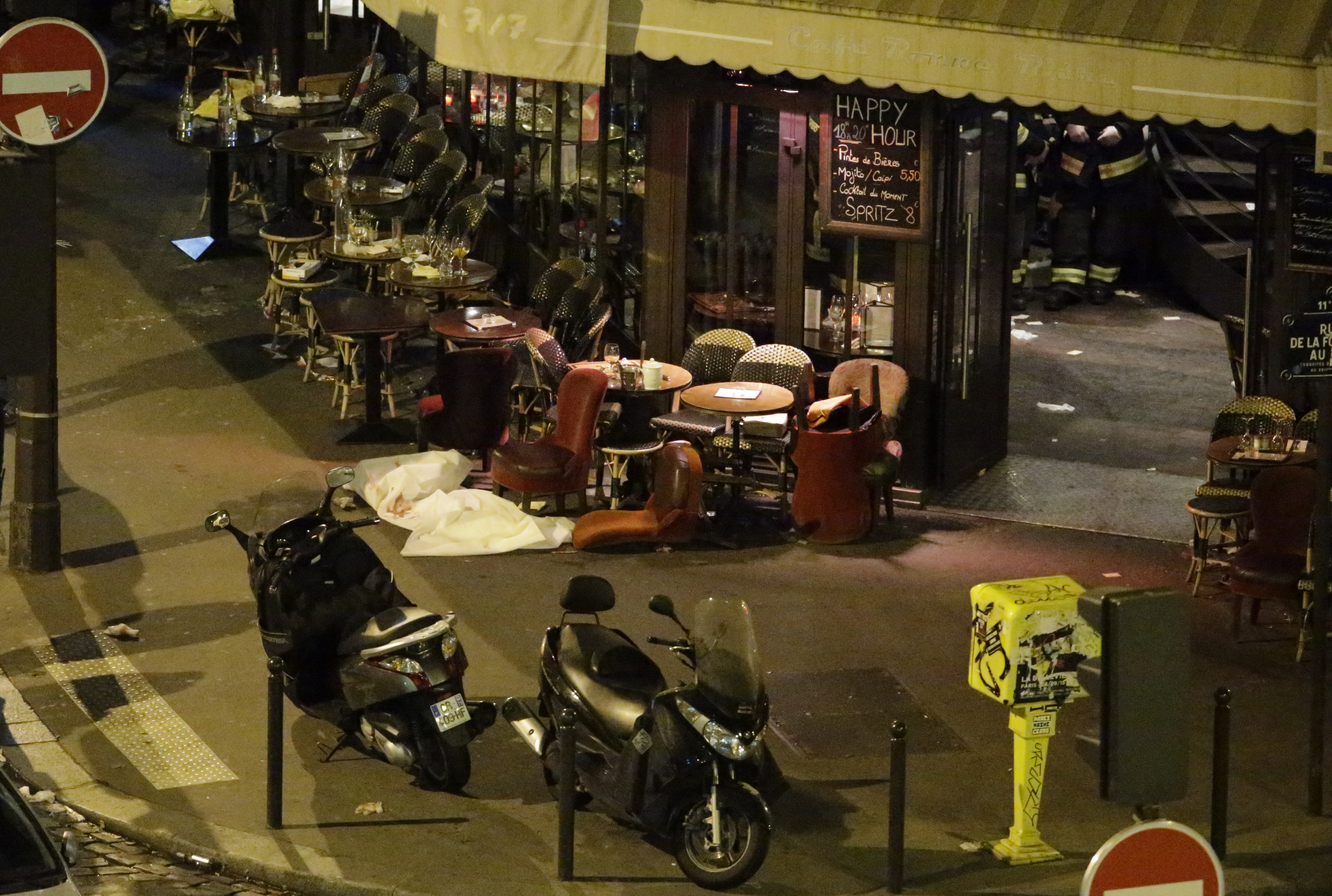Újranyit a bár, ahol öt embert lőttek le a párizsi terroristák