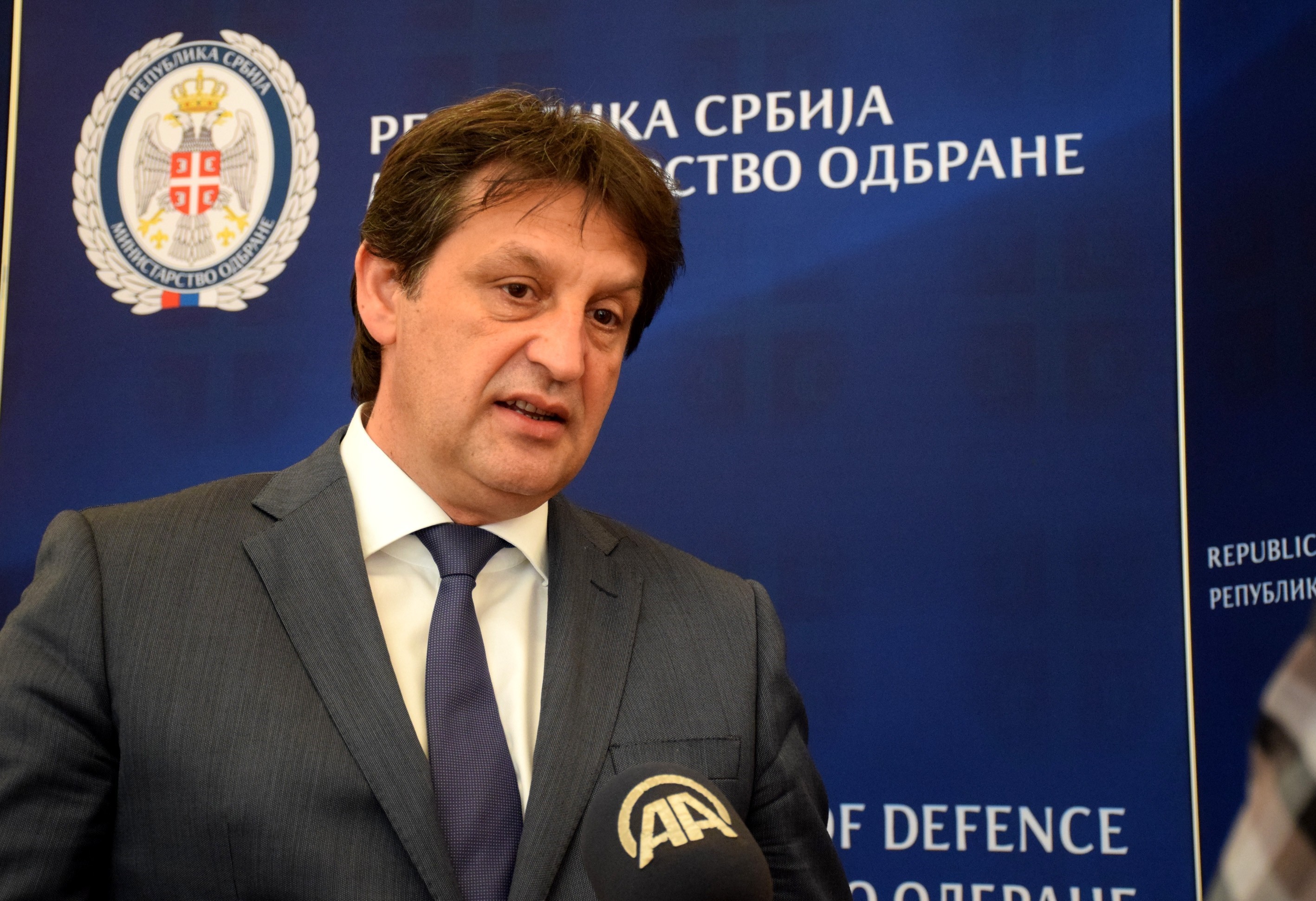Szopatós poén miatt rúgták ki a szerb védelmi minisztert