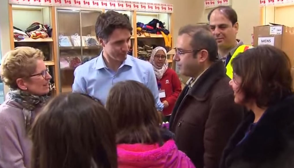 A kanadai miniszterelnök és ellenzéki politikusok is a reptéren várták az első szíriai menekülteket