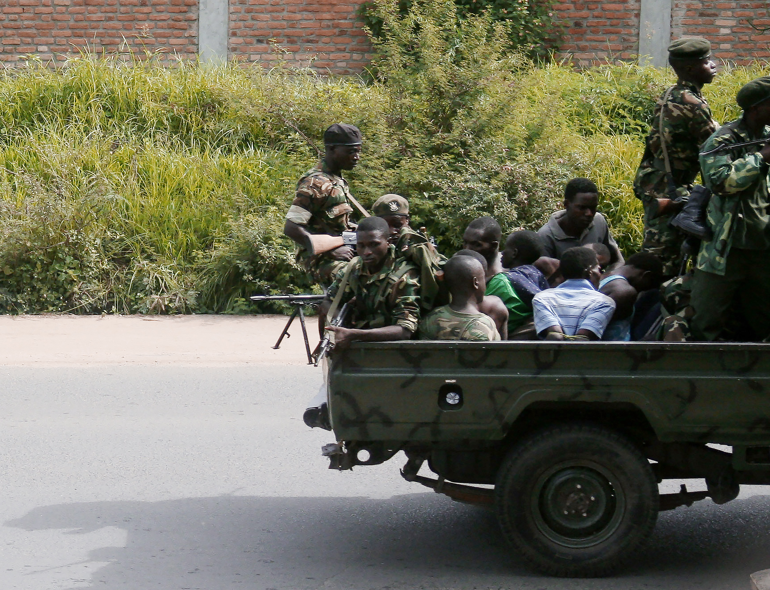 Halottak tucatjai hevernek az utcán Burundi fővárosában