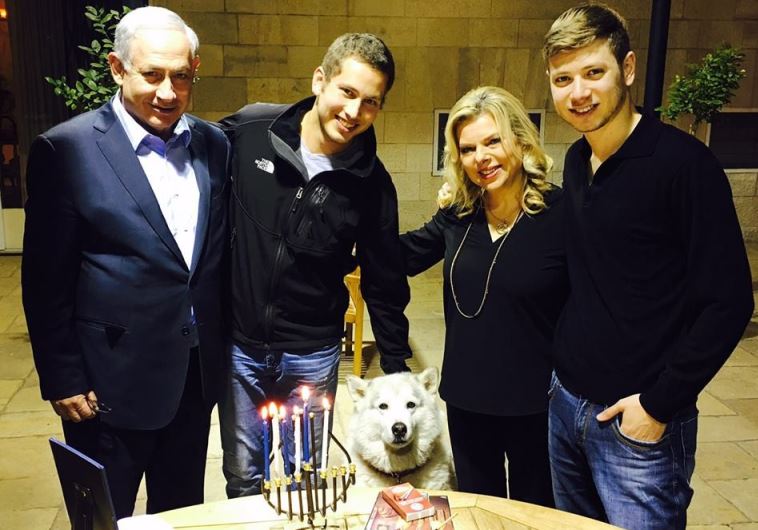 Karanténba helyezték Netanjahuék kutyáját, mivel rátámadt a vendégekre a Hanuka-bulin