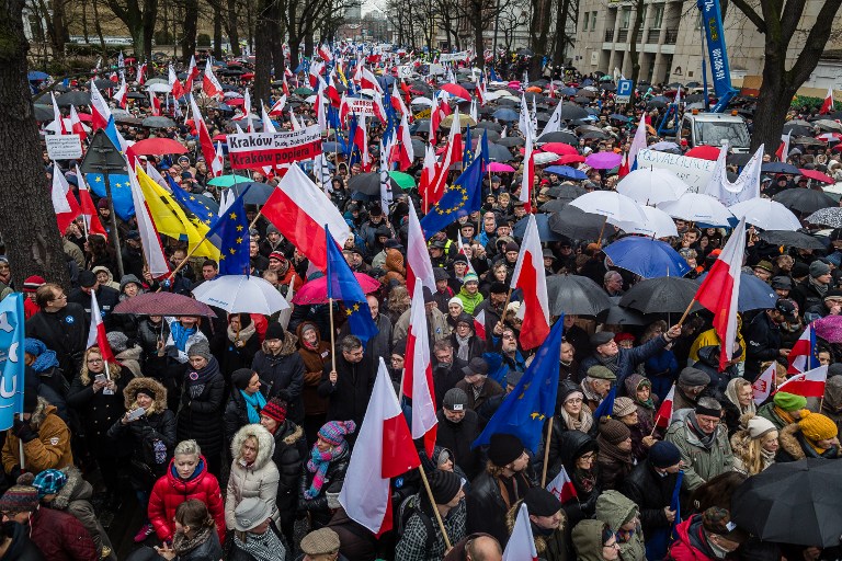 Ötvenezren tiltakoztak Varsóban az új orbánista lengyel kormány ellen
