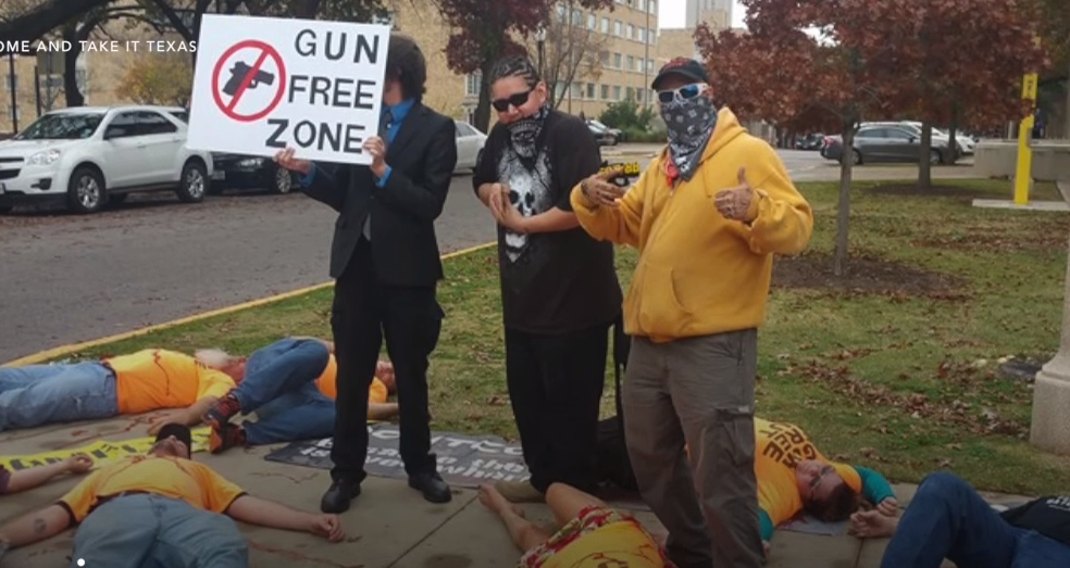 Fingóhangot kürtölő ellentüntetők várták az egyetem területén szabad fegyverhordásért küzdő tüntetőket Austinban