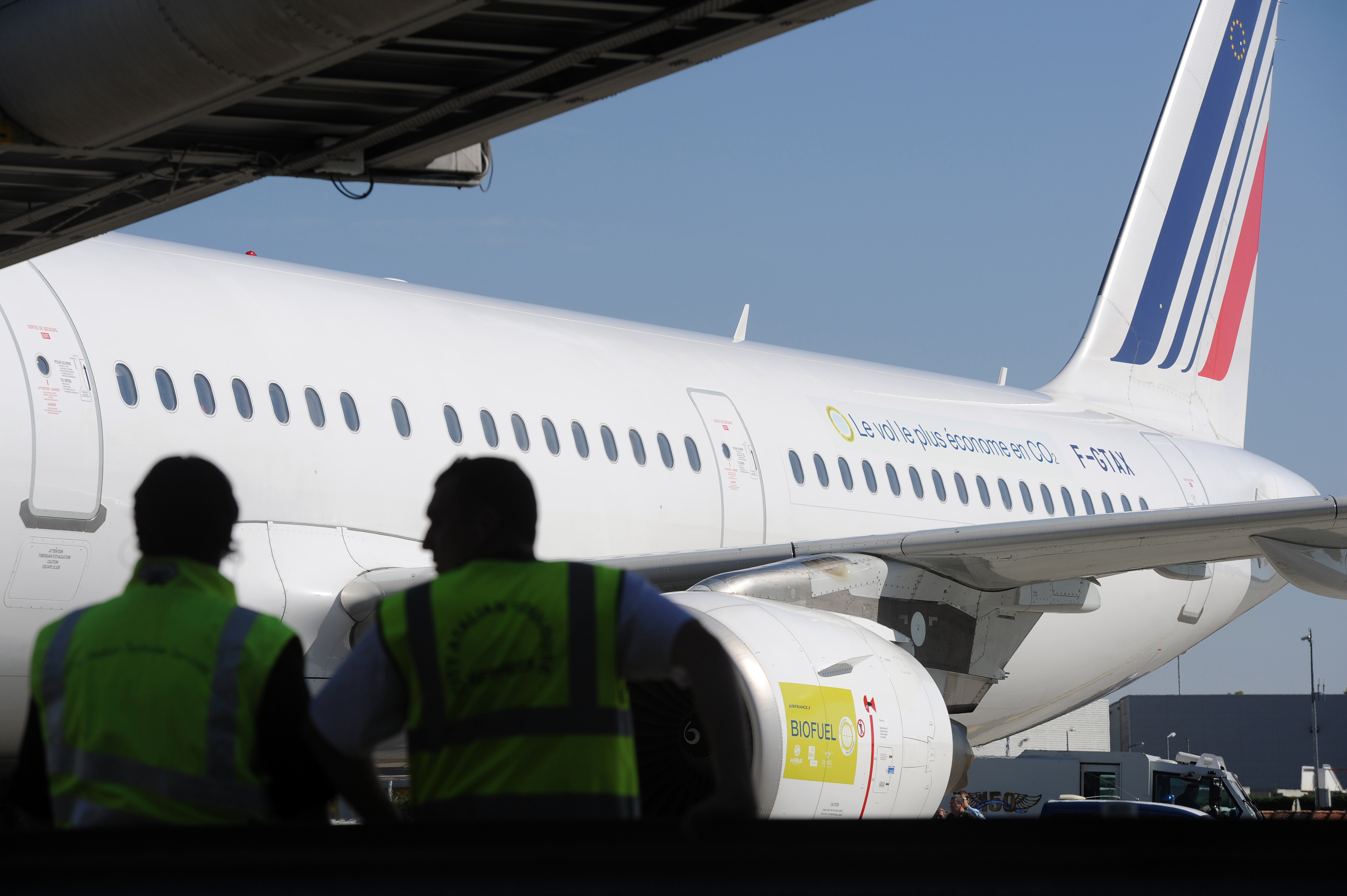 Hetven párizsi repülőtéri dolgozót függesztettek fel a merényletek után