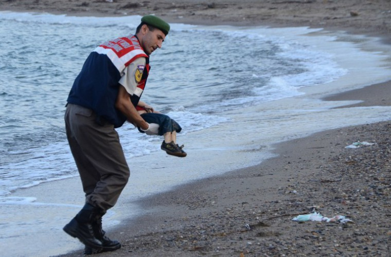 Η προσφυγική κρίση ξεσπά με φωτογραφίες του νεκρού αγοριού από τη Συρία Aylan Kurdi