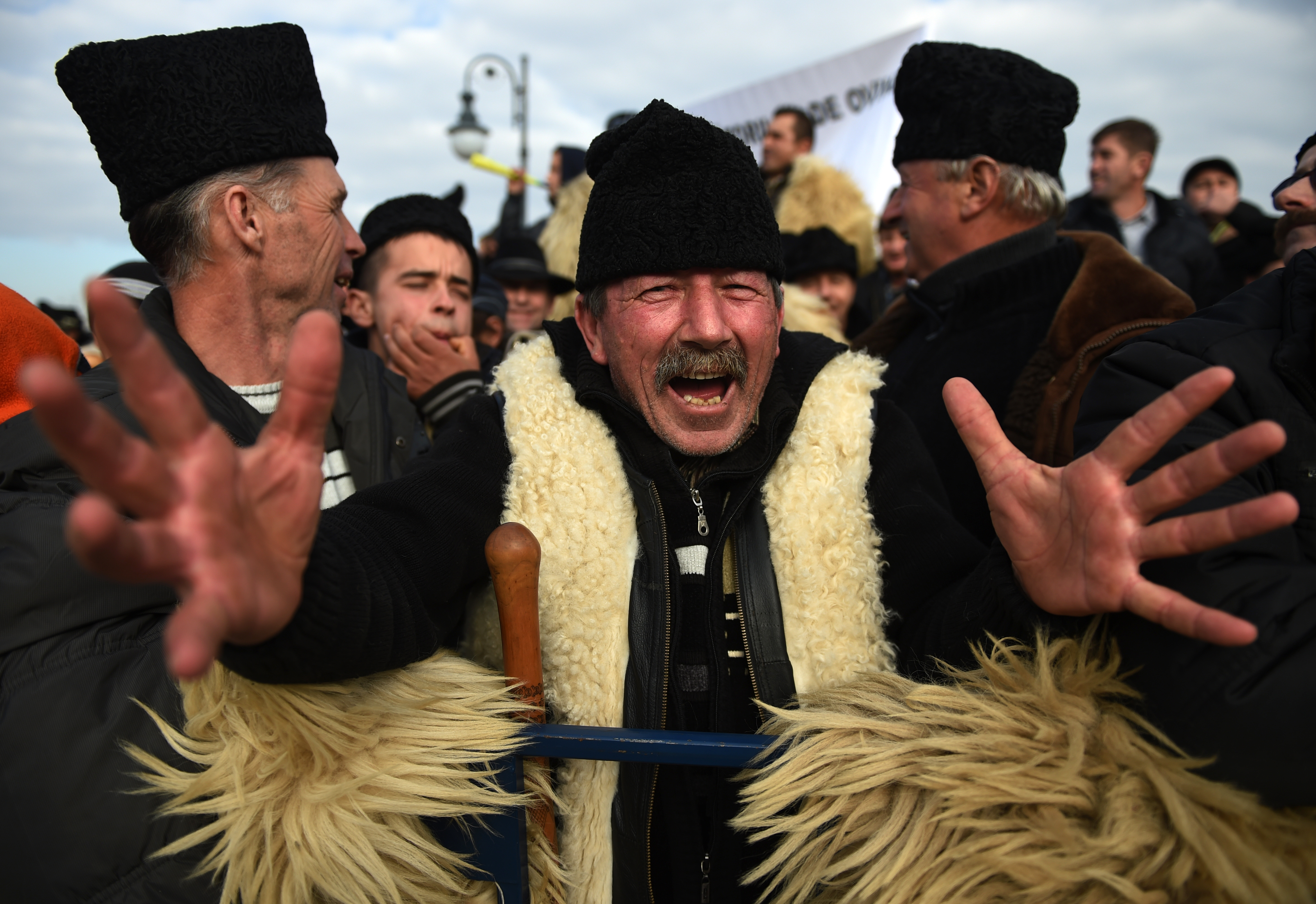 Még a rohamrendőröknek is nekiestek a tiltakozó román pásztorok