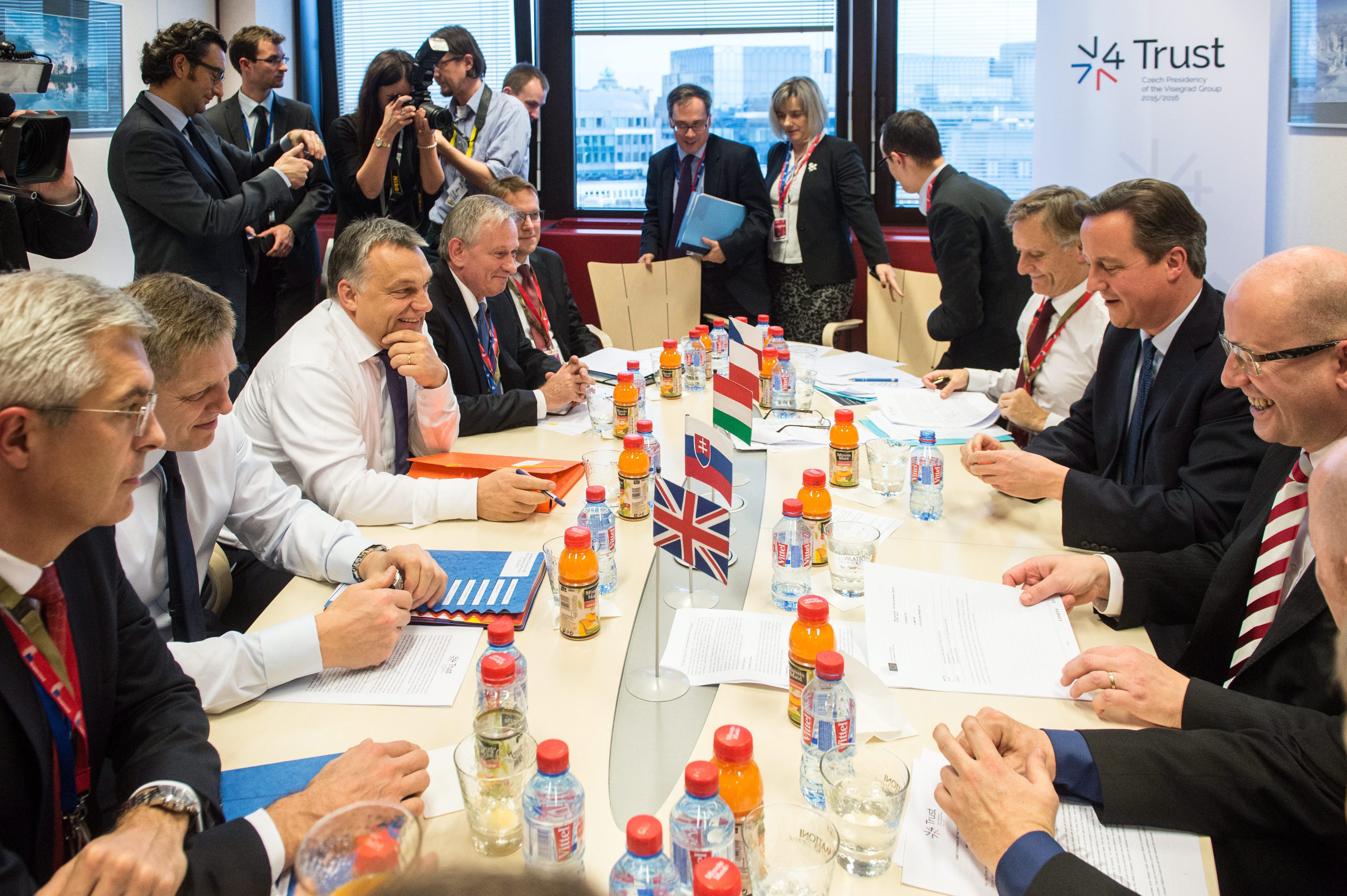 Orbán Ficóval, Sobotkával és Cameronnal egyeztetett