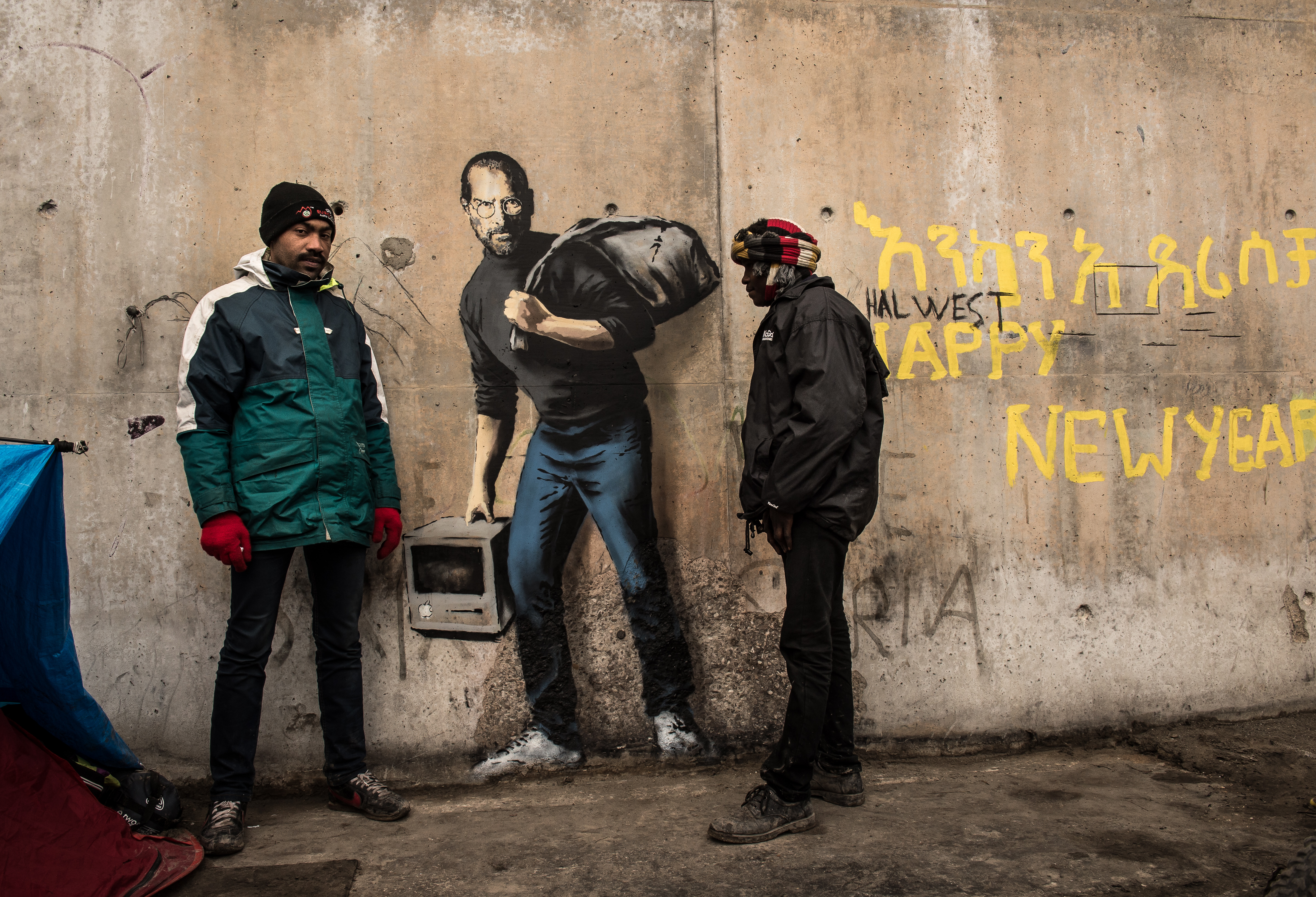 Migránsok Calais-nál pénzt kérnek attól, aki meg szeretné nézni Banksy művét Steve Jobsról