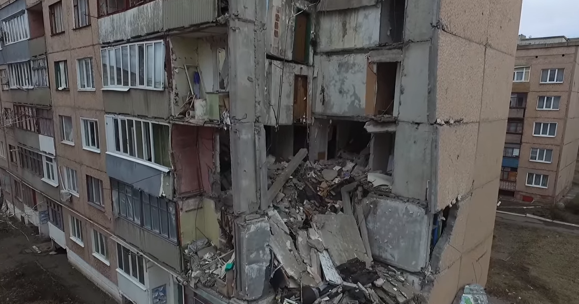 Drónnal járták be az ukrán-orosz harcok közepén ragadt város romjait