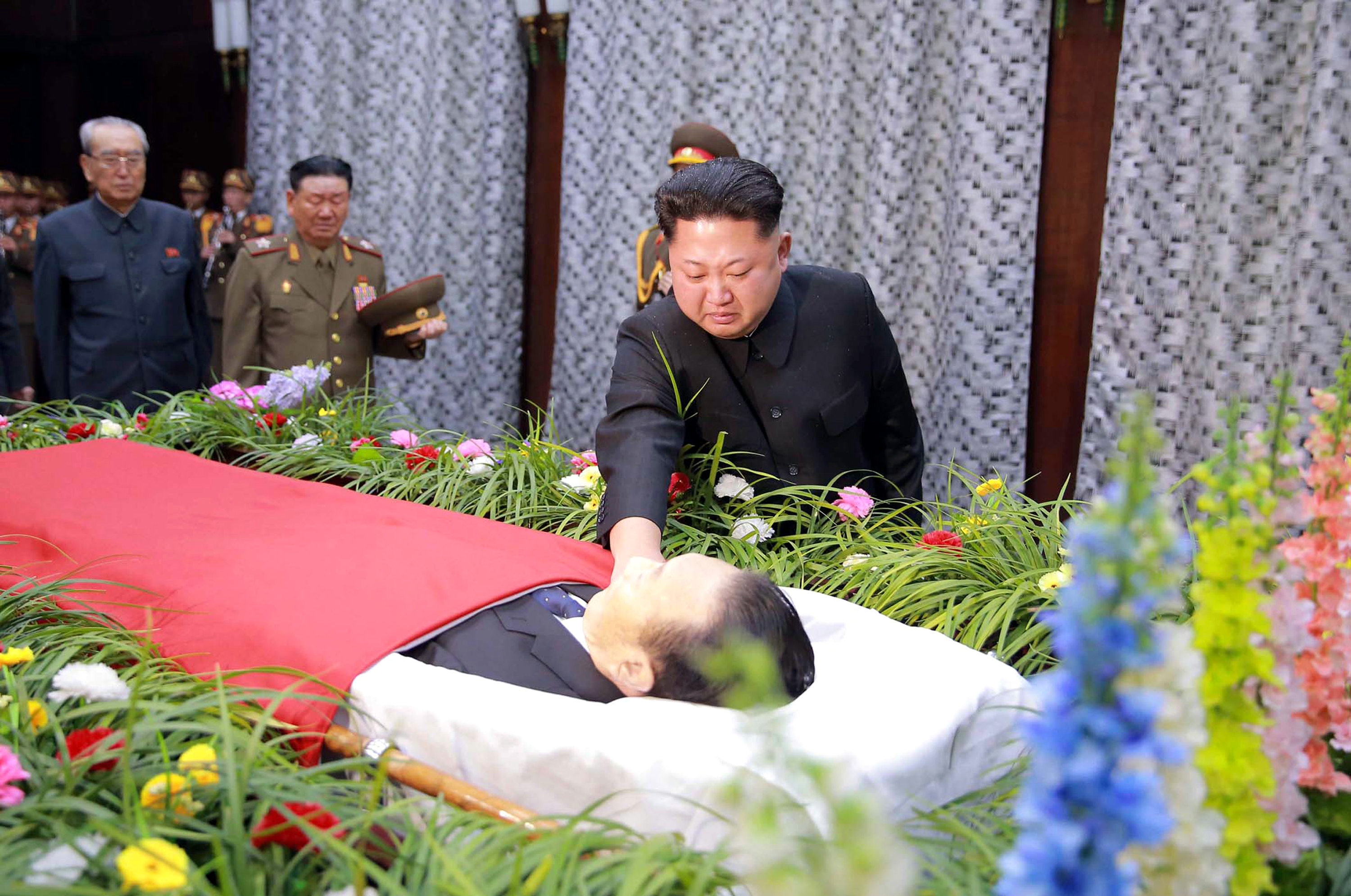 Kim Dzsongun bömbölt a halott tanácsadója mellett